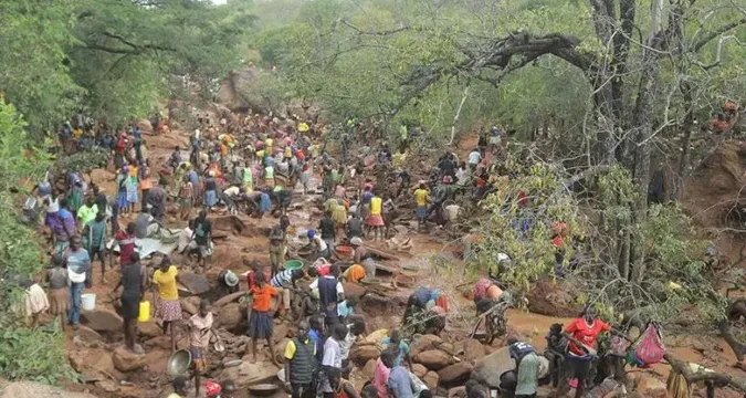 People searching for gold in Kenya