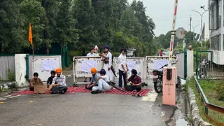 पंजाबी यूनिवर्सिटी पटियाला में धरना लगा कर बैठे छात्र।
