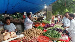 सावन बीतते ही हरी सब्जियों की कीमतों में डेढ़ गुना तक उछाल; रांची और हंसडीहा की आवक पर निर्भर बाजार