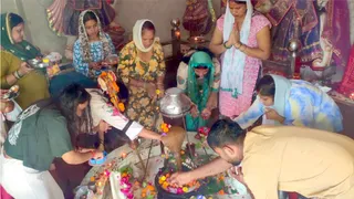 भगवान भोलेनाथ का जलाभिषेक करते श्रद्धालु