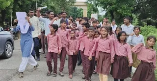 सड़क निर्माण की मांग काे लेकर प्रदर्शन करते बच्चे। जागरण