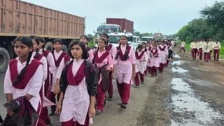 छात्र-छात्राओं का पैदल मार्च। (फोटो- जागरण)