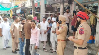 घटनास्थल पर जांच करते हुए पुलिस।