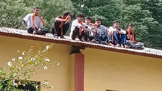 मांगों को लेकर अड़े छात्र।