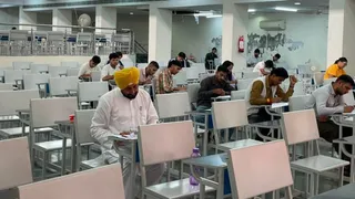 परीक्षा केंद्र में बैठे पूर्व सीएम चरणजीत सिंह चन्नी।
