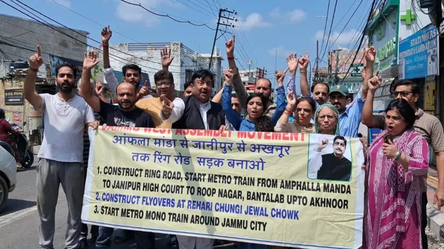 जम्मू में फ्लाईओवर के खिलाफ सड़क पर उतरे लोग।