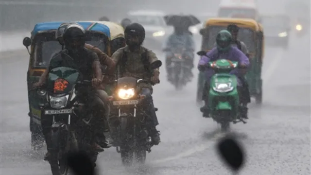 दिल्ली-एनसीआर में मानसून का तांडव: नोएडा और गाजियाबाद में भारी बारिश से दिन में छाया अंधेरा