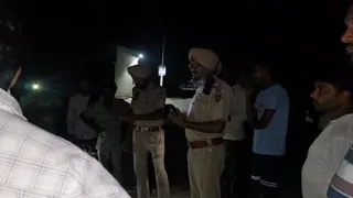 घटनास्थल पर पहुंची पुलिस जांच करते हुए।