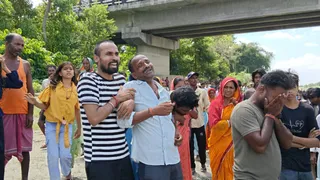 जलबोझी के दौरान एक युवक का पैर फिसल गया और वह गहरे पानी में चला गया। फोटो : जागरण