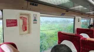 पटना से लखनऊ जा रही वंदे भारत एक्सप्रेस पर पत्थरबाजी।