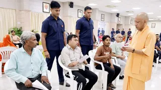मुख्यमंत्री योगी आदित्यनाथ को युवाओं की समस्याओं को लेकर प्रर्थना पत्र देते हुए प्रभावित युवा। सौ- युवा