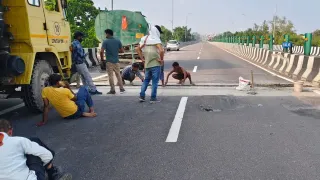 लखनऊ-कानपुर एक्सप्रेसवे पर कई जगहों पर धंसी सड़क।