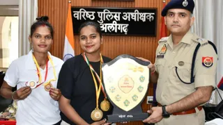 विजेता पुलिसकर्मियों को सम्मानित करते एसएसपी नीरज कुमार जादौन।
