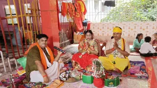 शिव आराधना करते थानेदार प्रफुल्ल कुमार और उनकी पत्नी नंदनी कुमारी।