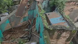 कश्मीरी गेट में जर्जर इमारत ढही पुलिस ने ऊपरी मंजिल पर फंसे तीन लोगों को बचाया।