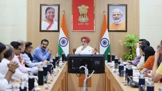 लोकनिवास में विभिन्न विभागों के अधिकारियों के साथ समन्वय बैठक करते एलजी टीएस संधू। सौजन्य- लोकनिवास