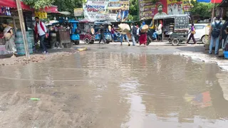 जलजमाव के साथ मुख्य द्वार पर बन रही जाम की स्थिति