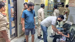 पड़ोसी की कच्चे मकान की एक मंजिल ऊंची इमारत की दीवार सीमेंटेड टीन शेड पर गिरी।