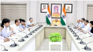 सरकारी आवास पर इन्वेस्ट यूपी व अन्य विभाग के अधिकारियों के साथ बैठक करते सीएम योगी।