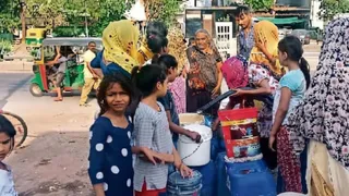 डबुआ कालोनी में तीन नंबर चुंगी के पास से गुजर रही पानी की लाइन से पानी भरते हुए लोग। जागरण