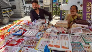 रक्षाबंधन पर्व को लेकर मंडी में सजी दुकान। जागरण