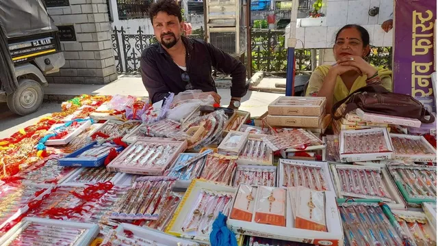 रक्षाबंधन पर ब्रेसलेट राखियां बनीं बहनों की पहली पसंद, चांदी की राखी का भी खूब ट्रेंड; कीमत भी नहीं ज्यादा