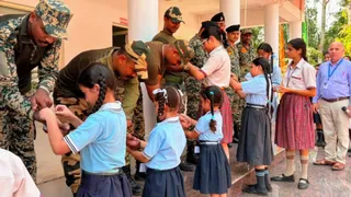 सीमा पर तैनात सुरक्षा बल जवानों को राखी बांधती हुई स्कूली बच्चियों।