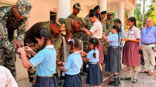 हम फौजी इस देश की धड़कन हैं... जम्मू-कश्मीर में तैनात जवानों की कलाई नहीं रही सूनी; स्कूली बच्चियों ने बांधी राखी
