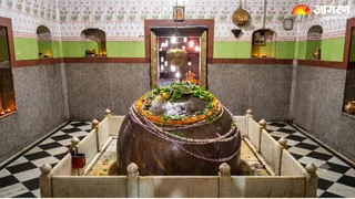 तिलभांडेश्वर महादेव मंदिर जहां शिवलिंग हर साल बढ़ता है (Picture Credit: AI Generated)