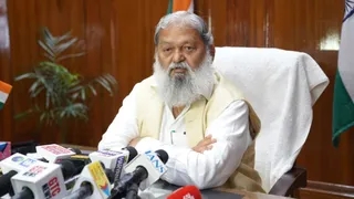 मंत्री विज के चालक के बेटे को विदेश भेजने के नाम पर 50 लाख ठगने का आरोप।