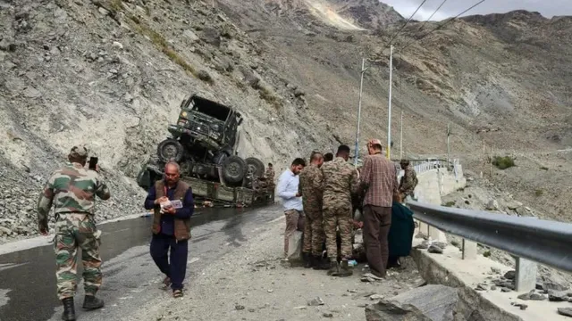 हिमाचल प्रदेश में जिला किन्नौर के नाको क्षेत्र में दुर्घटनाग्रस्त सेना के वाहन। जागरण