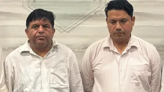 ईटीओ सुरेंद्र पूनिया (बाएं) और उसका चालक रामबाबू एसीबी की गिरफ्त में। सौ- पीआरओ