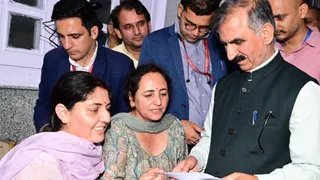 हिमाचल विधानसभा परिसर में लोगों से मुलाकात करते मुख्यमंत्री सुखविन्द्र सिंह सुक्खू।