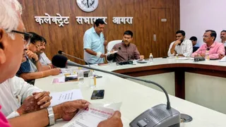 कलक्ट्रेट सभागार में व्यापारियों के साथ बैठक करते डीएम मनीष बंसल।