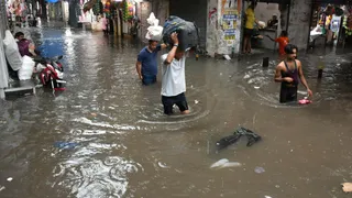 तेज वर्षा से सदर बाजार में हुआ जलभराव। जागरण