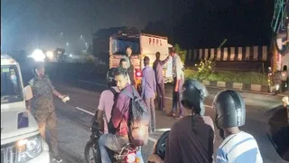 राजगंज में सड़क दुर्घटना के बाद पहुंची पुलिस और उपस्थित लोग। (फोटो जागरण)