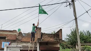 पहाड़ीडीह गांव में ईद मिलादुन्नबी को लेकर घर की छत पर मोहम्मदिया निशान लगाता युवक। (एआइ फोटो)