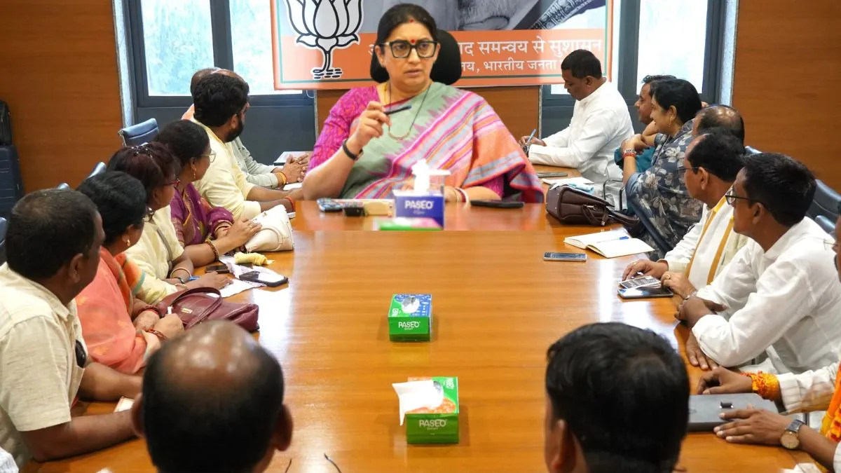 भाजपा महासचिव स्मृति ईरानी ने अमेठी के नेताओं के साथ की बैठक, आमागी चुनाव की तैयारियों पर की चर्चा