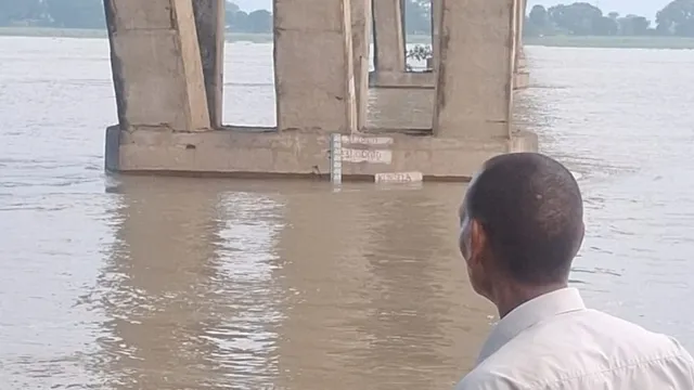 नेपाल में फ्लैश फ्लड के बाद कटिहार में अलर्ट, DM ने संभाला मोर्चा; जारी किए हेल्पलाइन नंबर
