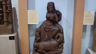उज्जैन के संग्राहलय में रखी देवी सरस्वती की मूर्ति।