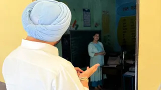 चौता सरकारी स्कूल में पहुंचे रवनीत बिट्टू।