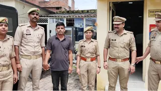 पुलिस की गिरफ्त में ठगी का आरोपित। जागरण