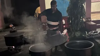 चकदहवा क्षेत्र के निचले हिस्सों में रहने वाले नागरिकों को सुरक्षित स्थानों पर पहुंचा दिया गया है।उनके लिए सामुदायिक किचन शुरू किया गया है।