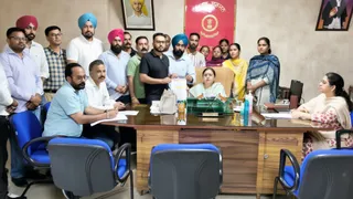 फिरोजपुर में सिविल सर्जन को सामूहिक छुट्टी की जानकारी देते हुए सेहत विभाग के कर्मचारी।