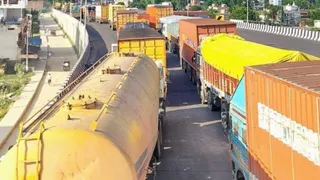 सोनौली सीमा पर मालवाहक वाहनों की कतार
