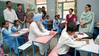 छात्रों संग बैठे हुए पंजाब स्पीकर कुलतार सिंह संधवां।