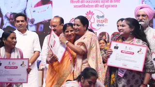 महिलाओं को स्वीकृति प्रमाण पत्र देने के बाद आभार स्वीकार करतीं दिल्ली की मुख्यमंत्री रेखा गुप्ता। जागरण