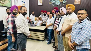 मोगा में सेहत विभाग के कर्मचारियों ने बीते दिन ही सिविल सर्जन को ज्ञापन सौंपा और सामूहिक अवकाश की जानकारी दी।