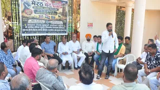गढ़ रोड पर राजा रानी मंडप में मेरठ बंद को लेकर बैठक करते व्यापारी। जागरण