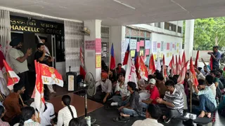 यूनिवर्सिटी में वीसी कार्यालय के बाहर बैठे स्टूडेंट्स।